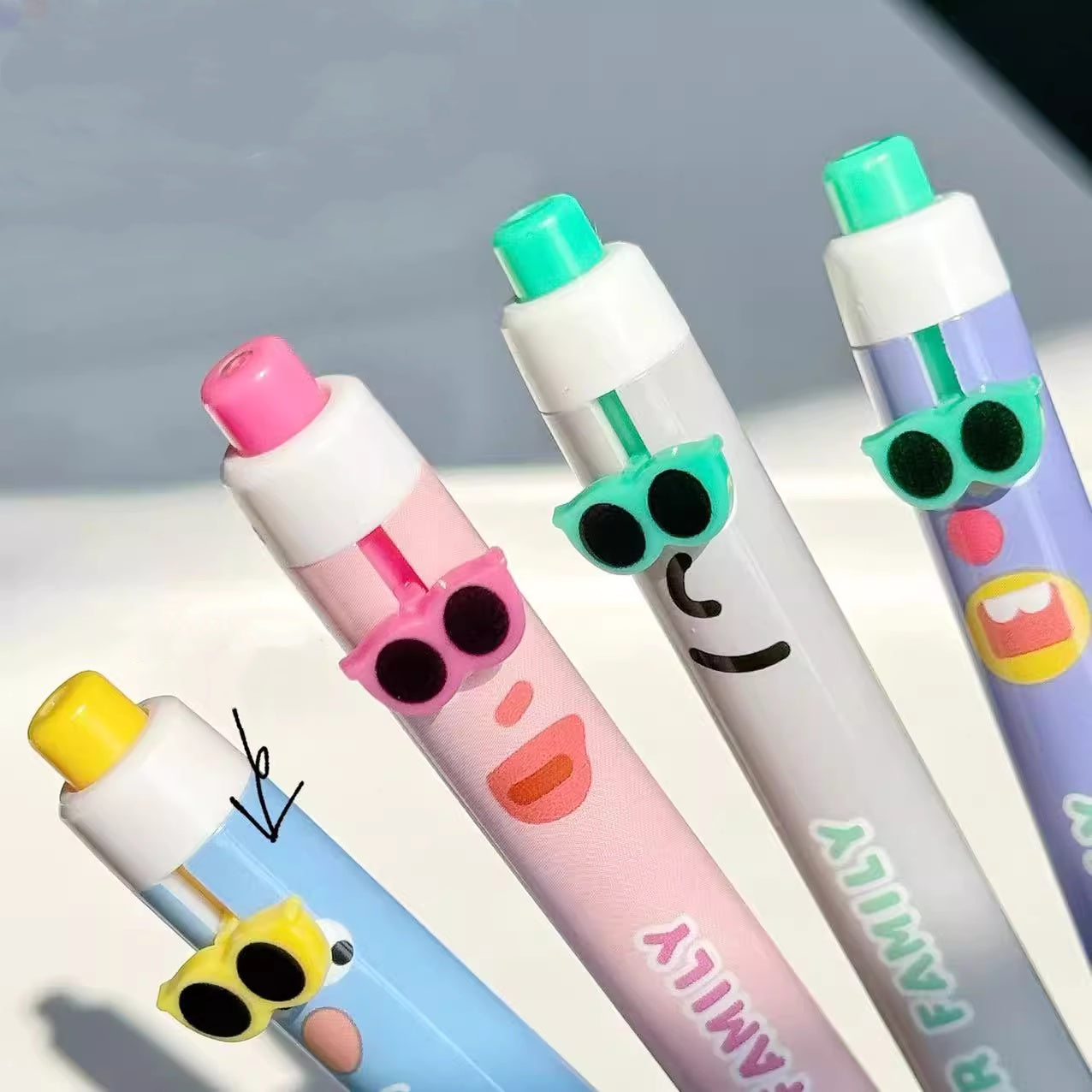 Stylo gel rétractable Quirky Emoji avec lunettes de soleil et grands yeux de 0,5 mm pour soulager le stress - lot de 4