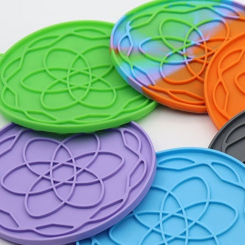 Slow Feeding Mat, Lick Mat Dog Bowls, Food Feeder for Dog Cat, Pet Lick Pad Anxiety Relief Feeding Mat withSuction, Multicolor