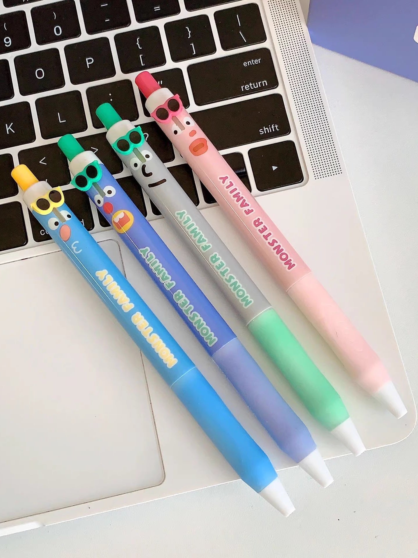 Stylo gel rétractable Quirky Emoji avec lunettes de soleil et grands yeux de 0,5 mm pour soulager le stress - lot de 4